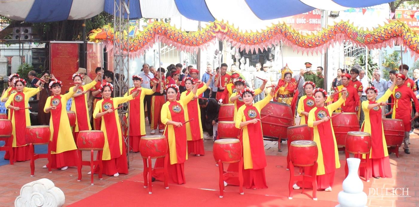 Đội cờ trống đình Nam Đồng biểu diễn tại Lễ hội